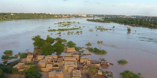 Inondations à Niamey Trois axes routiers coupés, le fleuve Niger sous alerte rouge imminente