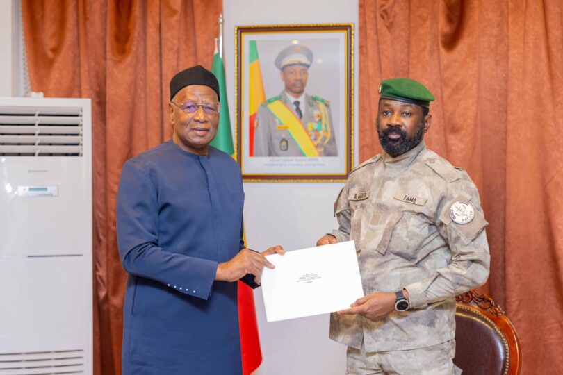 Le Général d'armée Assimi Goïta reçoit l'envoyé spécial du Président sénégalais pour le Sahel